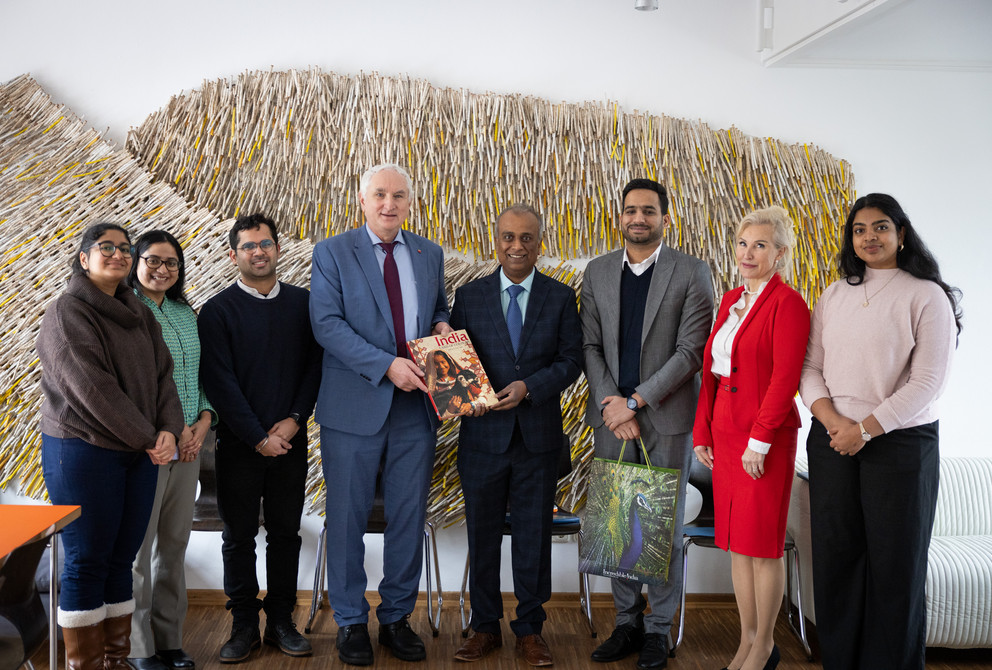 University President Professor Ulrich Bartosch (4th from left), Consul General Shatrughna Sinha (5th from left), Consul Amir Bashir (3rd from right) and Vice President Professor Christina Hansen (2nd from right) with students from the University. Photo credit: University of Passau